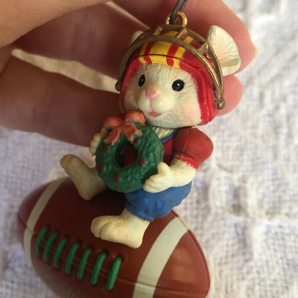 Vintage 1992 Lustre Fame Football Mouse Christmas Ornament With Wreath 2.5β - Picture 6 of 8